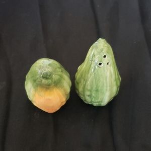 Salt and Pepper Shaker. Ceramic.